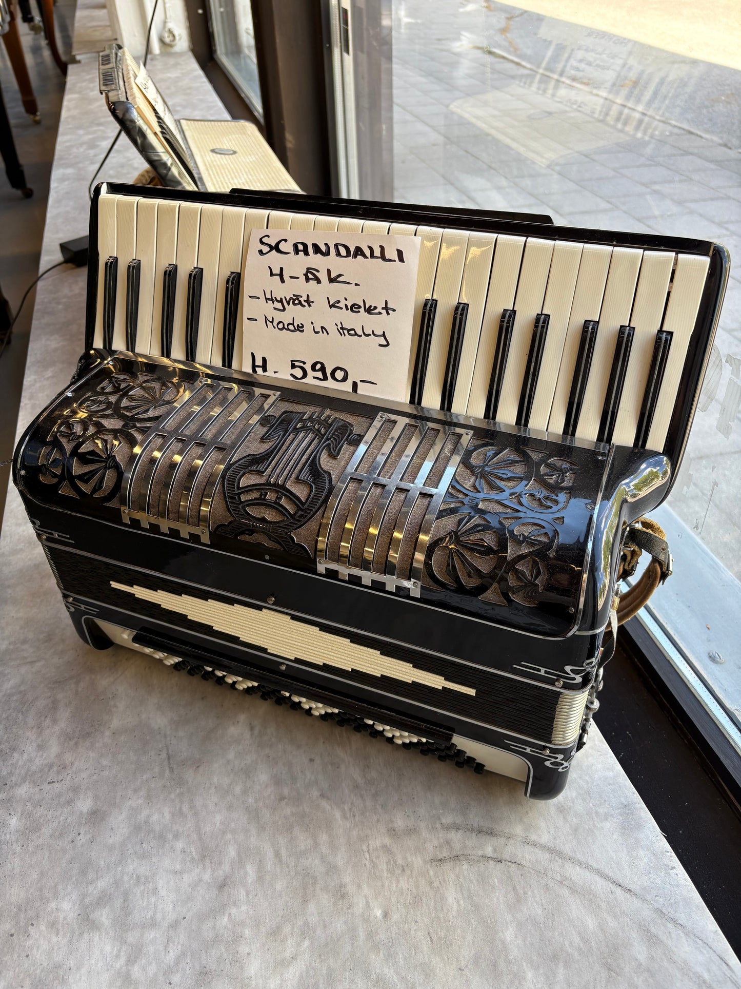 Scandally pianoharmonikka