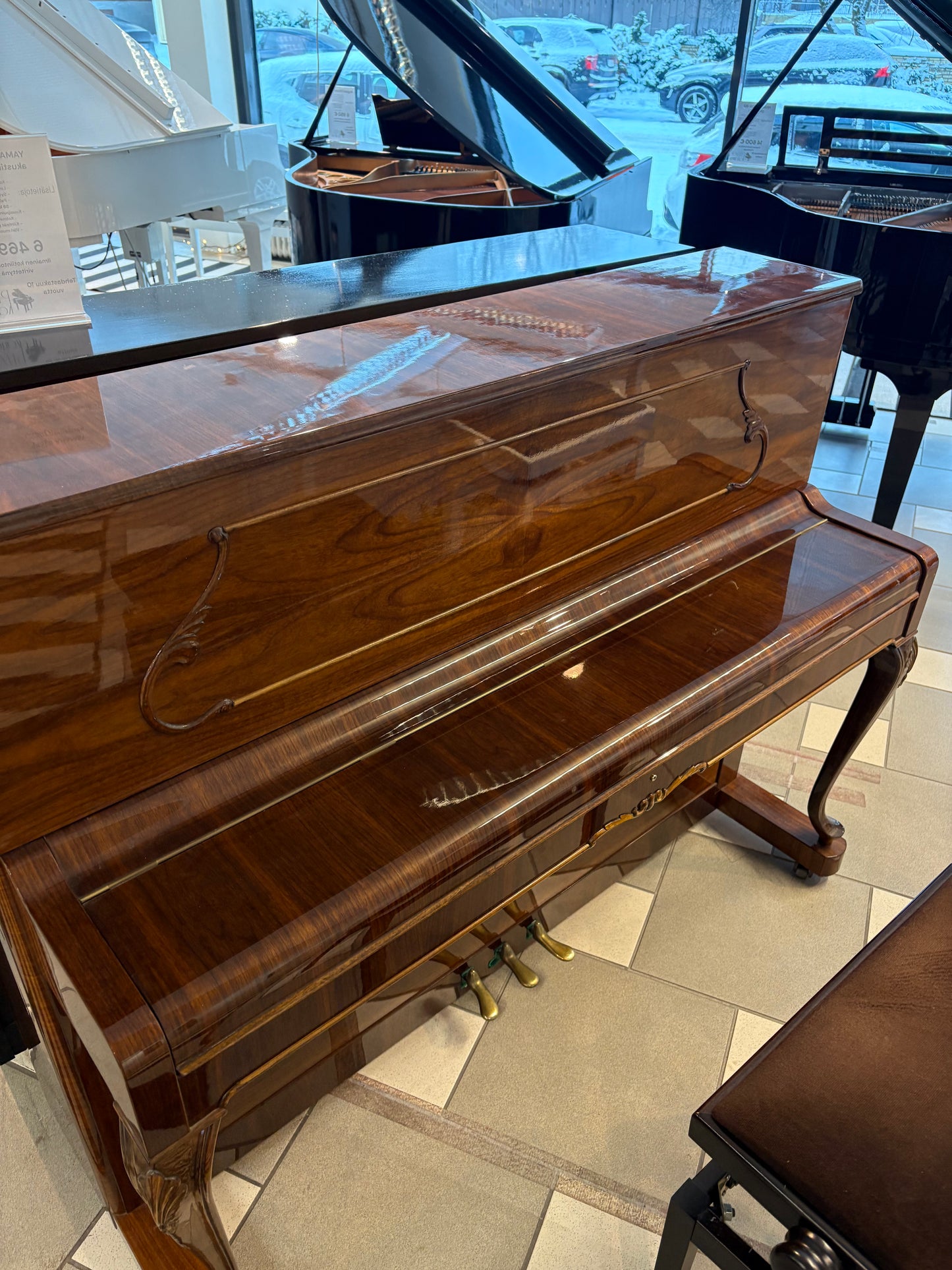 Petrof 115 Chippendale