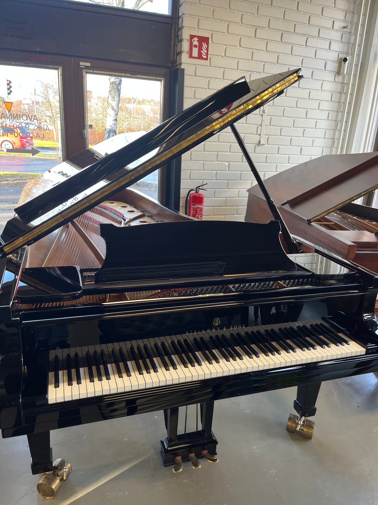 Steinway & Sons D 274