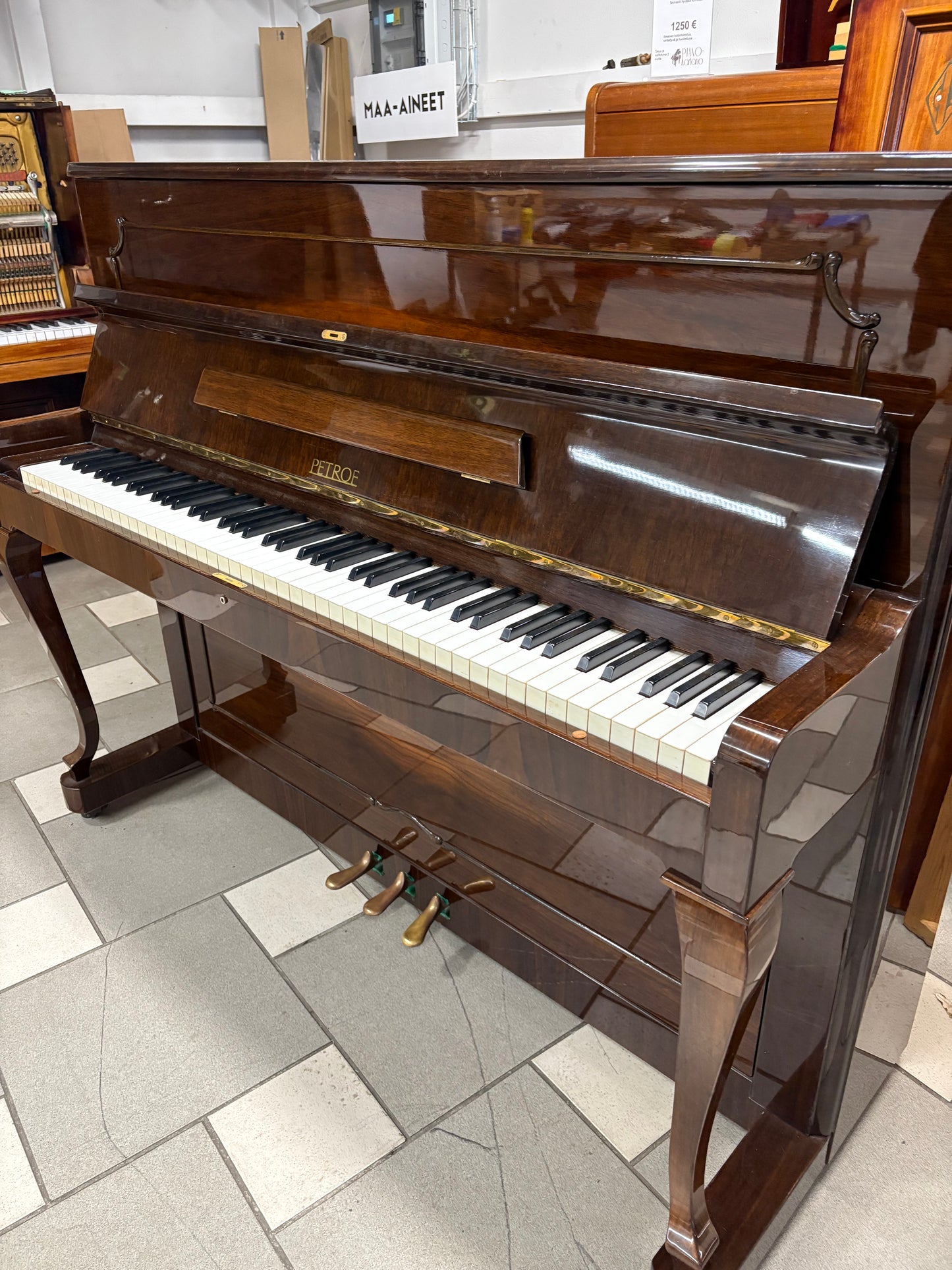 Petrof 115 Chippendale