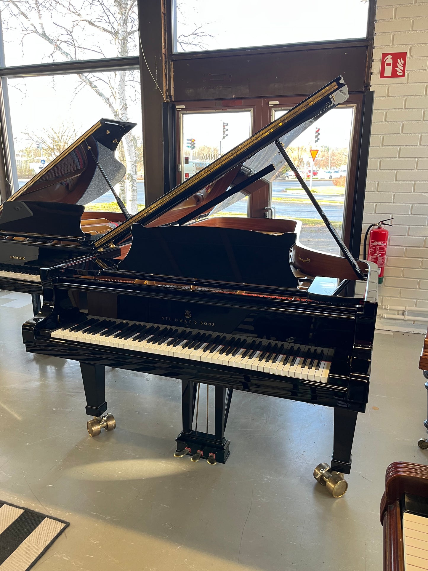 Steinway & Sons D 274