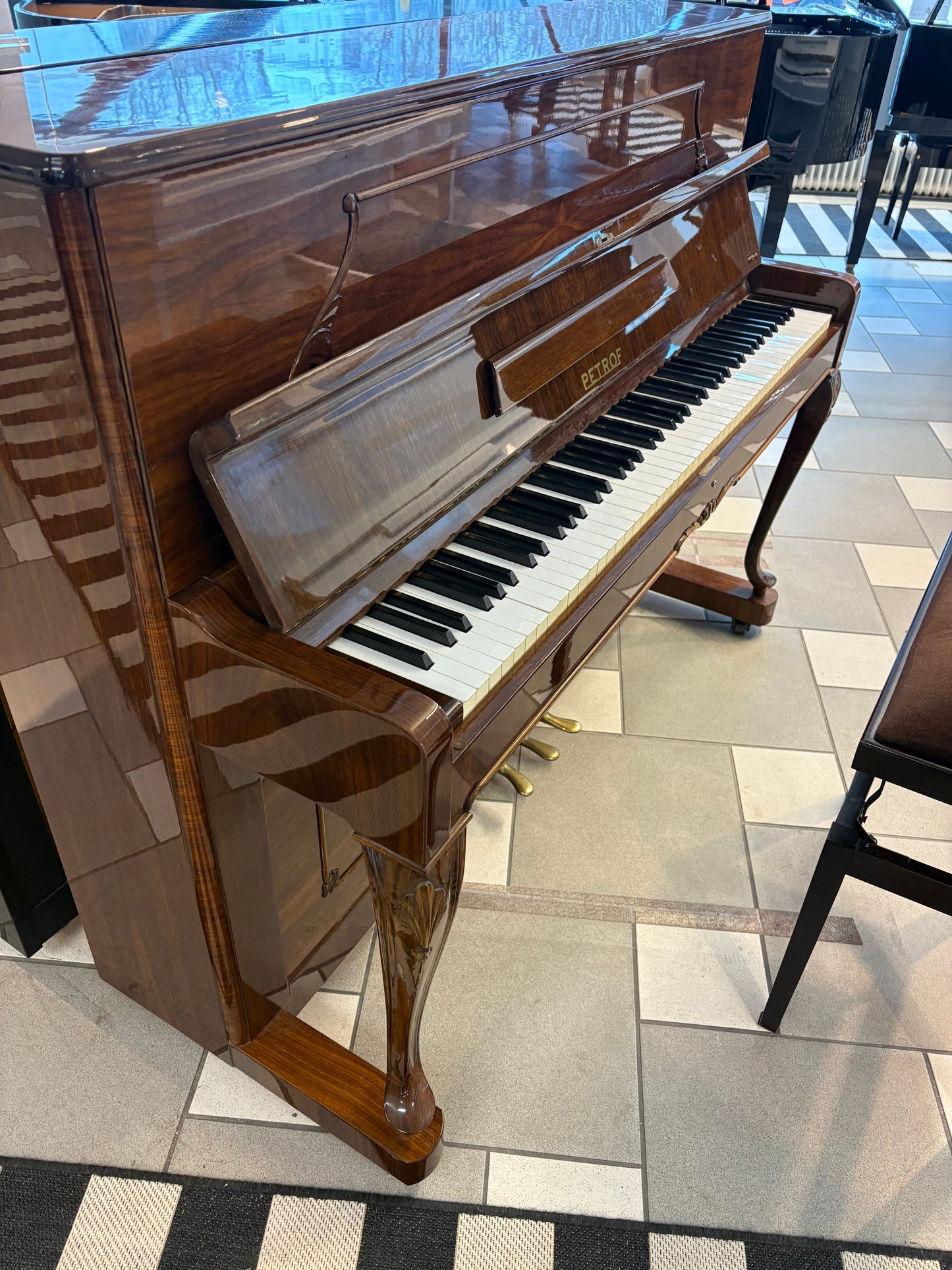 Petrof 115 Chippendale