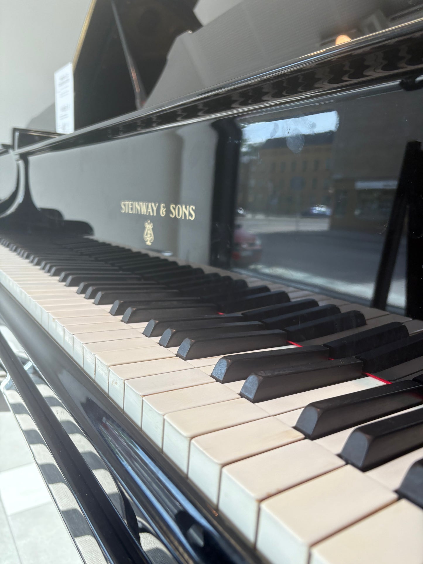 Steinway & Sons M (170)