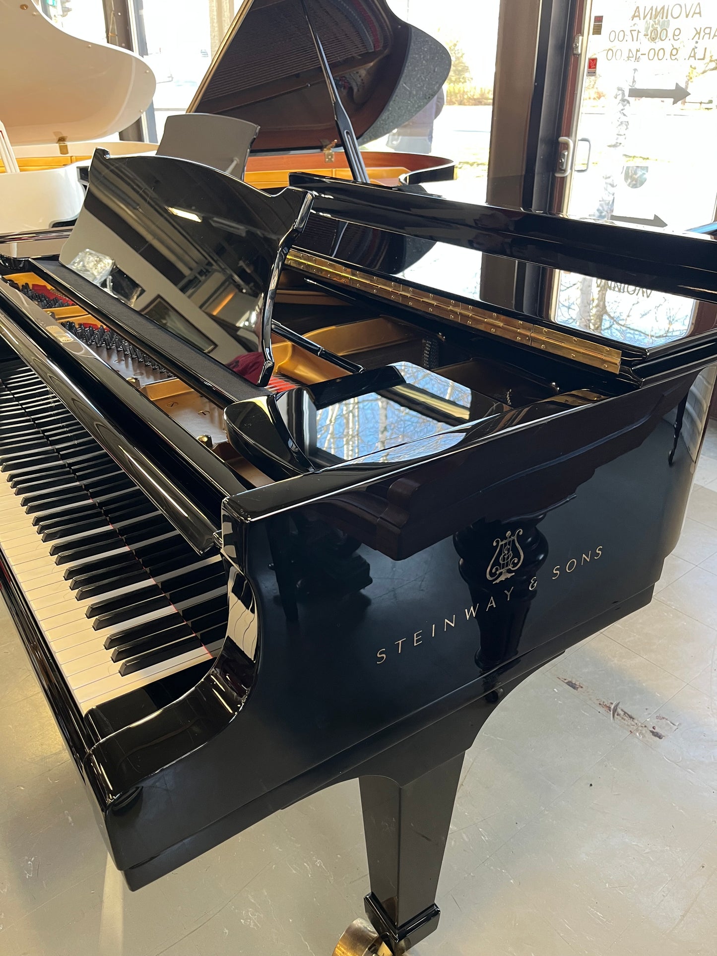 Steinway & Sons D 274