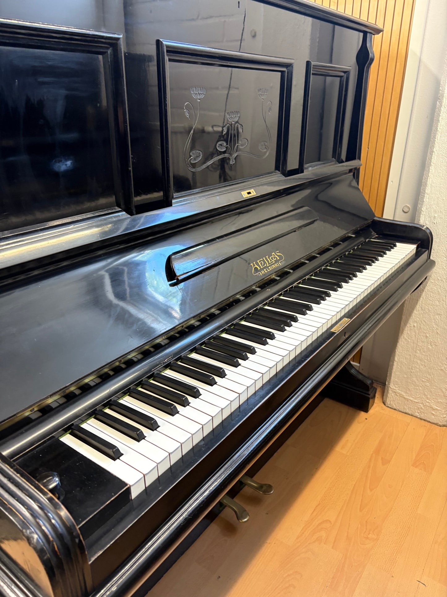 Hellas pystypiano