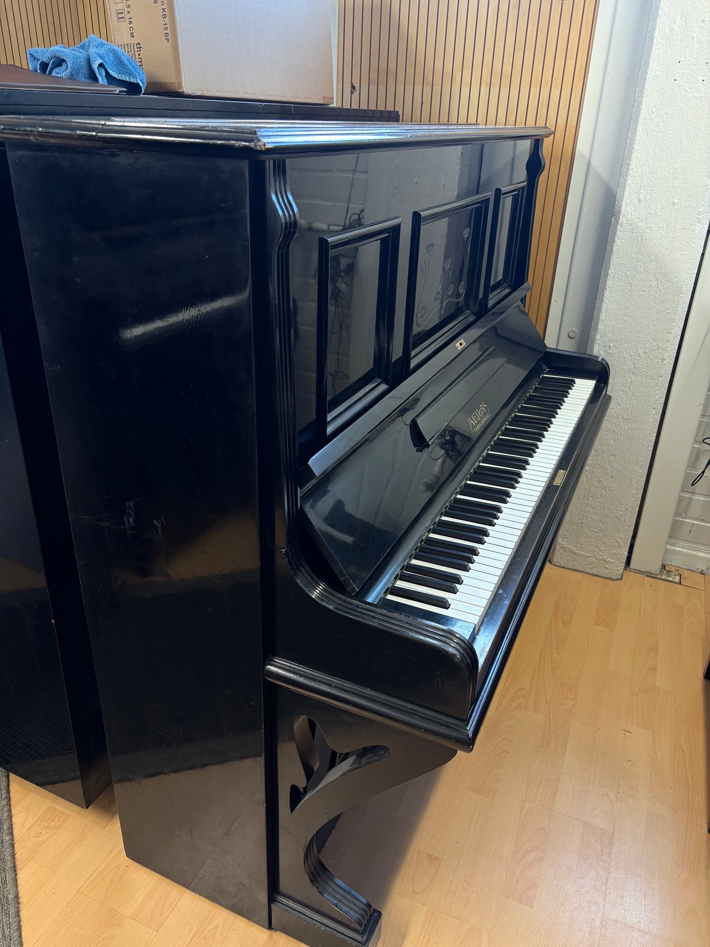 Hellas pystypiano