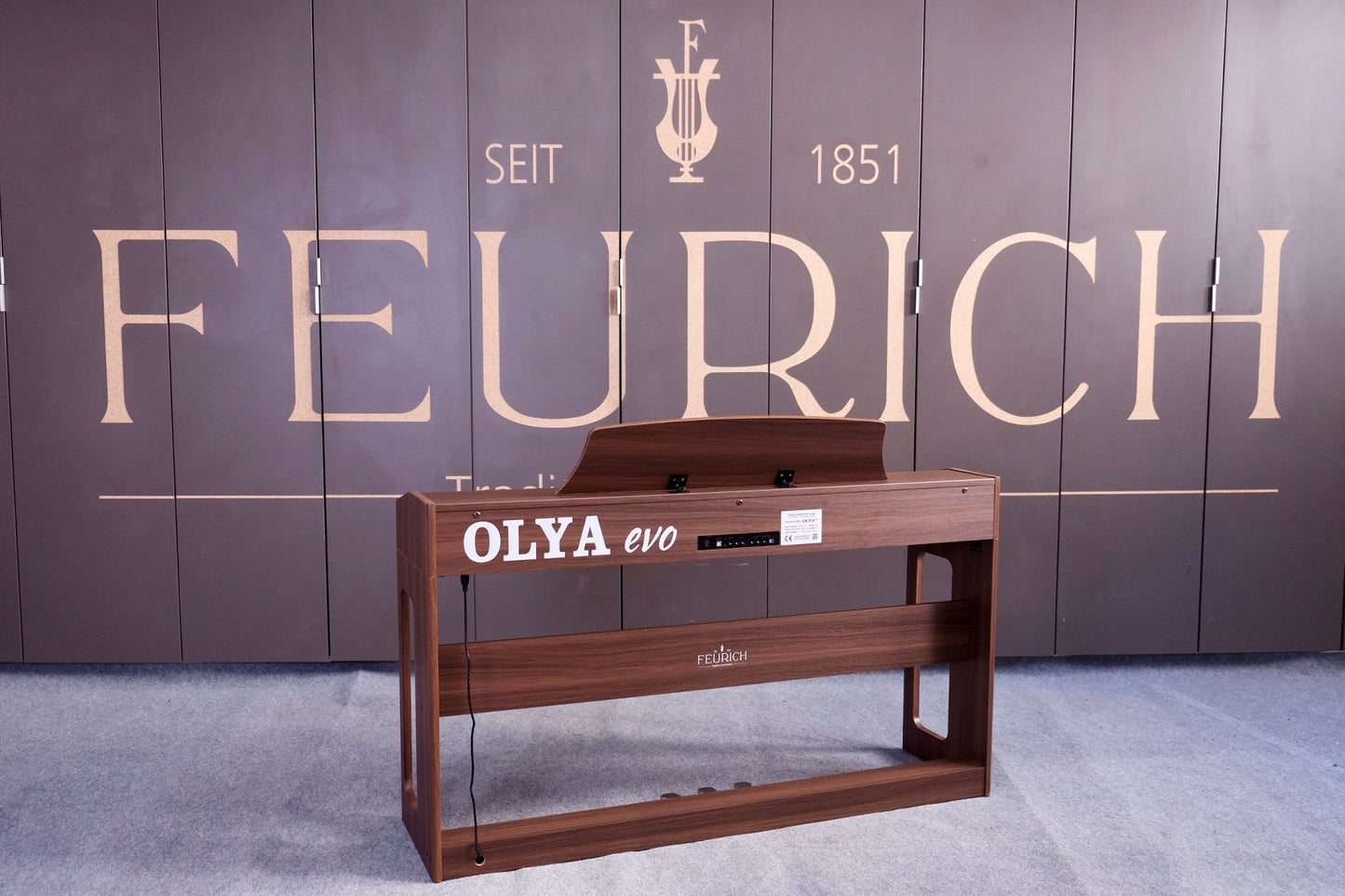 Feurich OLYA evo, pähkinä